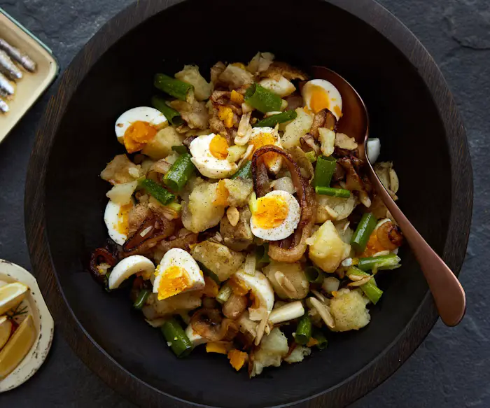 Eyerlekh Mit Tzvible (Eggs With Onion) image